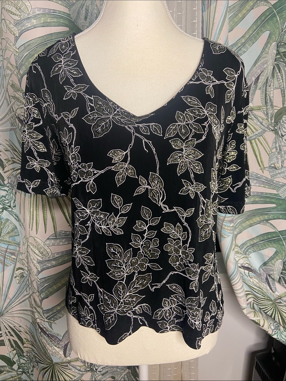 Ronni Nicole Black Short Sleeve sparkling V-Neck Floral Top